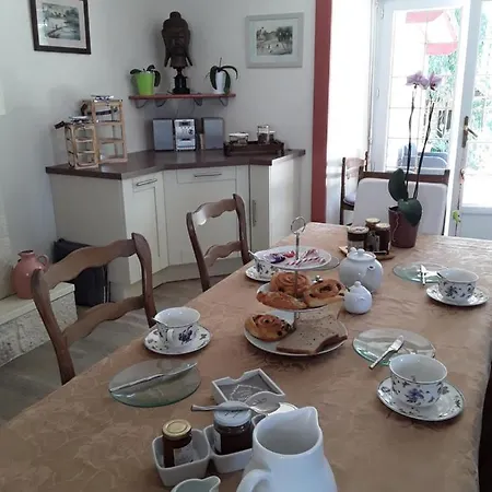 Couette-café Chez Domi Jardin Du Bourg
