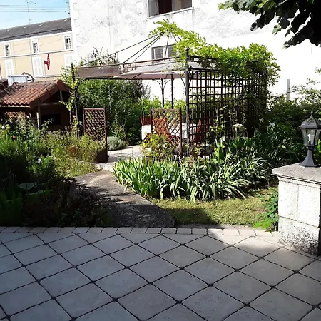 Couette-café Chez Domi Jardin Du Bourg Javerlhac-et-la-Chapelle-Saint-Robert